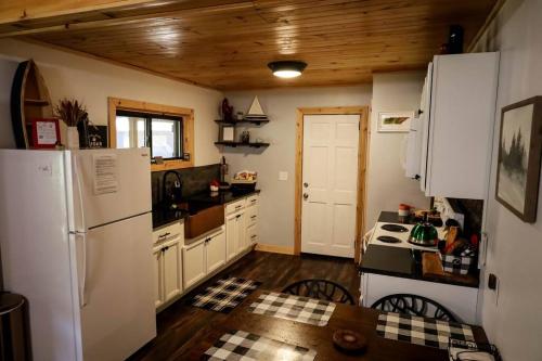 eine Küche mit einem weißen Kühlschrank und einem Herd in der Unterkunft Cabin at the cove at Watauga Lake in Butler