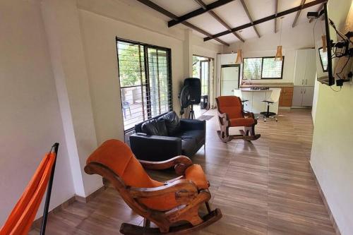 a living room with a couch and a chair at Acogedora casa campestre, con parqueadero privado in Nimaima