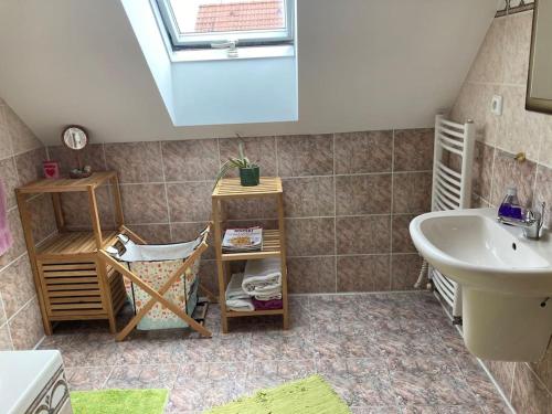 baño con lavabo, bañera y lavamanos en Spacious villa with an outdoor pool in Černošice, en Černošice