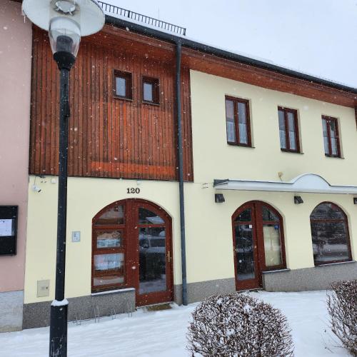 リプノ・ナト・ヴルタヴォウにあるUbytování u Maxeの雪中の窓と通り灯のある建物