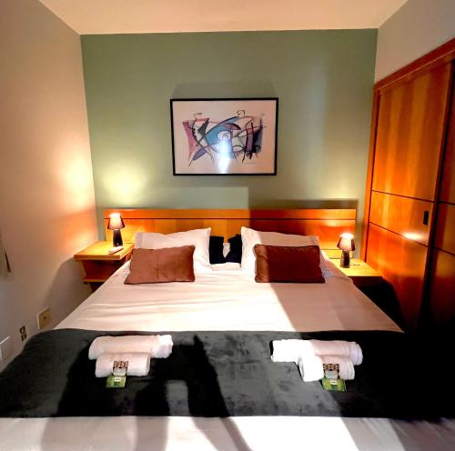 - une chambre avec un grand lit et 2 serviettes dans l'établissement 067 - Rentaqui Flat Apartamento Hampton Jardins, à São Paulo