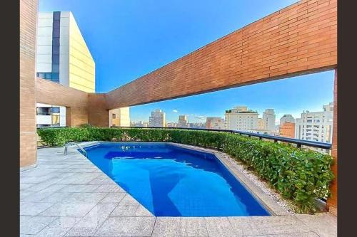 une piscine sur le toit d'un bâtiment dans l'établissement 067 - Rentaqui Flat Apartamento Hampton Jardins, à São Paulo