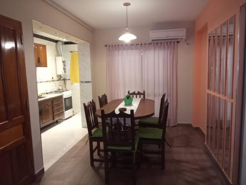 een keuken en eetkamer met een tafel en stoelen bij Depto - Edificio cabildo - SOLO FAMILIAR in Villa Carlos Paz