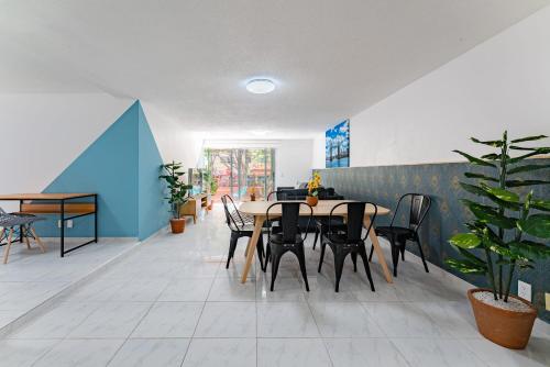 Comfort group & families apartments Condesa by VH في مدينة ميكسيكو: غرفة طعام مع طاولة وكراسي