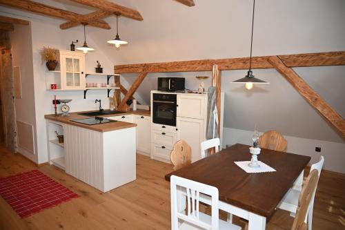 uma cozinha e sala de jantar com uma mesa de madeira em SLOVENIAN HOUSE GOSTECE-Vintage Apartma em Mozirje