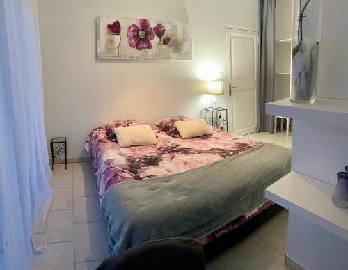 A bed or beds in a room at Chambre privée indépendante au cœur du Luberon