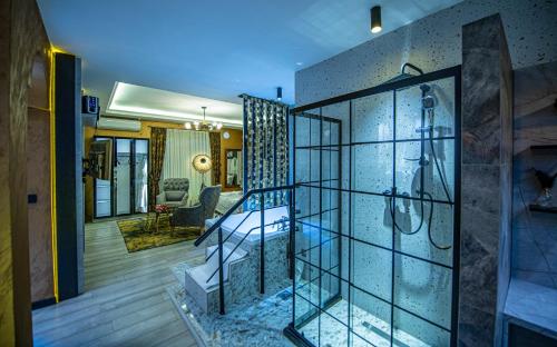 Postel nebo postele na pokoji v ubytování Hotel and Apartments Central City Prishtina