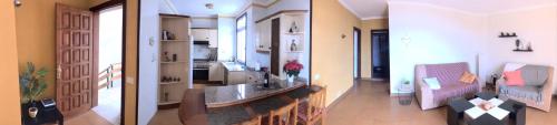 2 vistas a una cocina y una sala de estar en Casa Tamanca en Los Llanos de Aridane