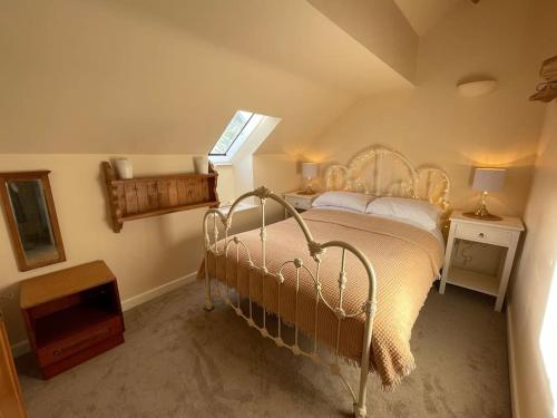 ein Schlafzimmer mit einem weißen Bett und einem Fenster in der Unterkunft Escape to a Cosy Country Barn: Discover the Charm of Rustic Living 