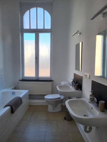 Koupelna v ubytování Brussels Bed & Blockchain Private rooms with shared bathroom