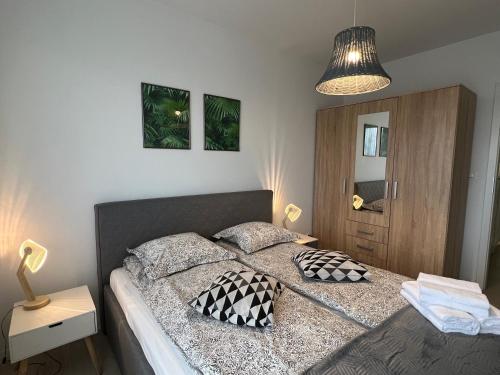 um quarto com uma cama com duas almofadas em Apartament Nikodema em Leszno