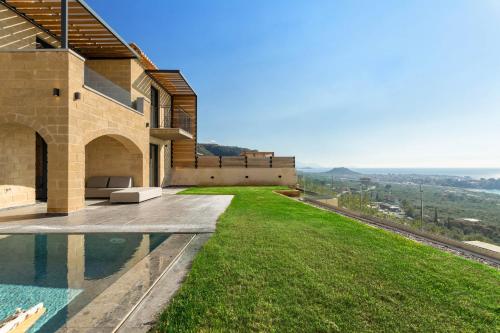 ein Haus auf einem Hügel mit Pool in der Unterkunft Mani Theasis in Stoupa