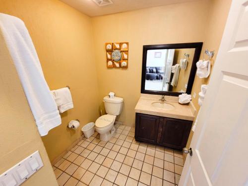 uma casa de banho com um WC, um lavatório e um espelho. em Las Palmas Resort Condo 603 with amazing sea view em Puerto Peñasco