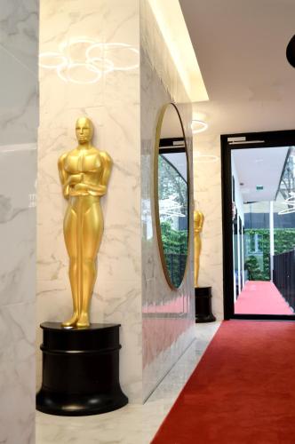 a statue of a man on a pedestal next to a mirror at Lisbon City Hollywood Hotel by City Hotels in Lisbon