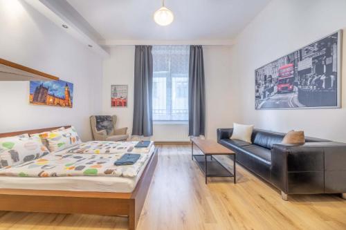 ブダペストにあるAnastasia 2 bedrooms apartment on Váci utcaのベッドルーム(大型ベッド1台、ソファ付)