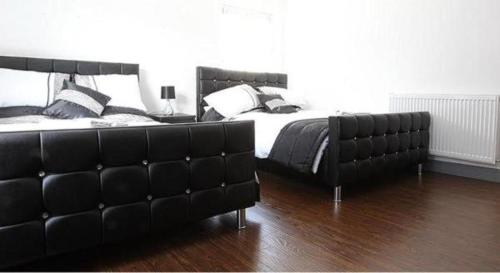 1 dormitorio con 1 cama y 1 sofá negro en Well located Northern Quarter Apartment sleeps Upto 6, en Mánchester