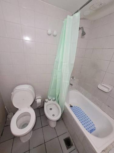 e bagno con servizi igienici e vasca con tenda per la doccia. di Departamento céntrico Mendoza a Mendoza
