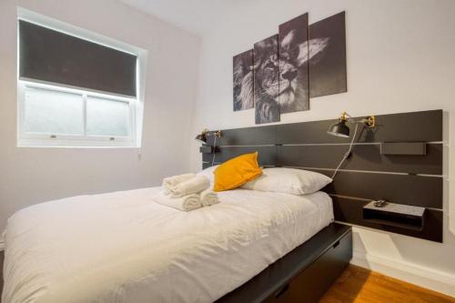 łóżko z dwoma ręcznikami w sypialni w obiekcie Shoreditch Balcony 2 BDR Apartment w Londynie