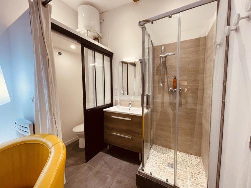 La salle de bains est pourvue d'une douche et d'un lavabo. dans l'établissement Charmant studio loft - Mas Bois Fontaine, à Nîmes