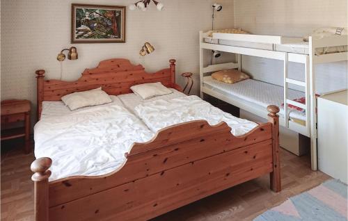 1 dormitorio con cama de madera y literas en 3 Bedroom Gorgeous Home In Broakulla, en Broakulla