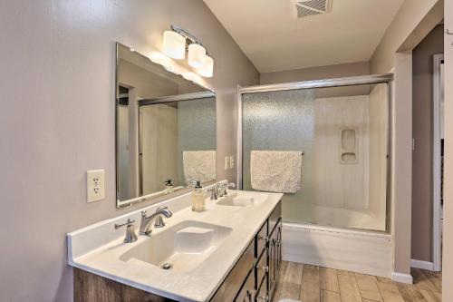 uma casa de banho com 2 lavatórios e um espelho grande em Rapid City Vacation Home with Wraparound Deck! em Rapid City