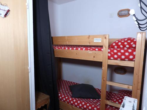 a bedroom with two bunk beds in a room at RISOUL 1850 Appartement T2 confortable skis aux pieds à 300 m centre in Risoul