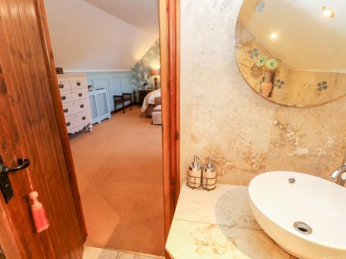 uma casa de banho com um lavatório e um espelho em Dere House em Richmond
