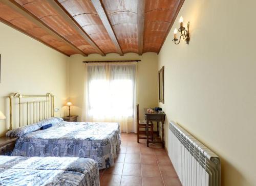 1 Schlafzimmer mit 2 Betten und einem großen Fenster in der Unterkunft Las Tejas in Bayubas de Abajo