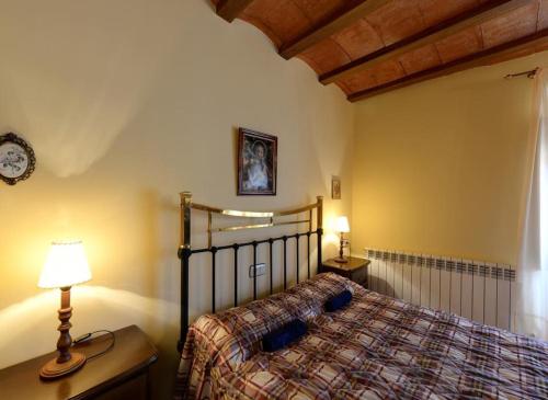1 dormitorio con 1 cama y reloj en la pared en Las Tejas en Bayubas de Abajo