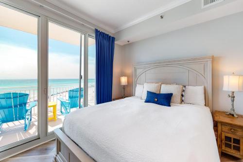 フォート・ウォルトン・ビーチにあるWaterscape B600のベッドルーム1室(ベッド1台付)、海を望むバルコニーが備わります。