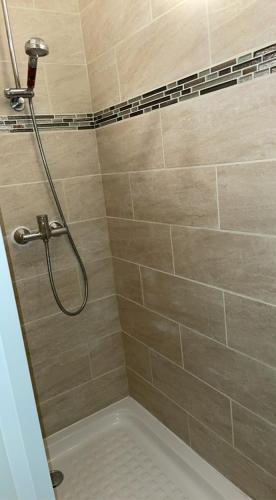 une douche avec pommeau de douche dans une salle de bain dans l'établissement Iago lodge azur, 5 minutes à pied de la plage, à Fréjus