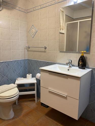 bagno con lavandino, servizi igienici e specchio di Casa Sandy a Cefalù