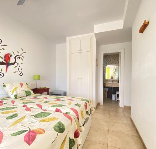 a bedroom with a bed with a colorful bedspread at RESIDENCIAL OASIS 2 in Mojácar