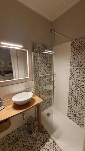 een badkamer met een wastafel en een douche bij Contrada d'Amore in Angera