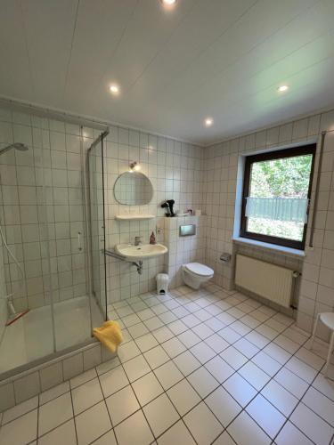 Bilik mandi di Ferienhaus Jobelius