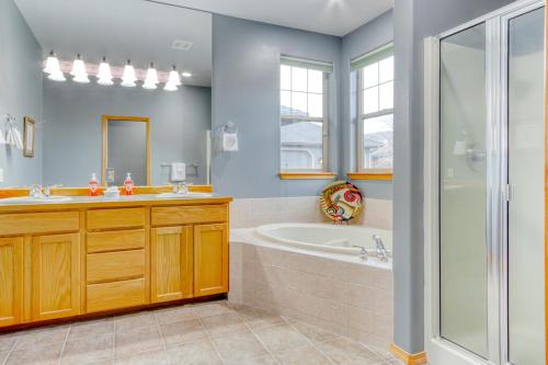 uma casa de banho com uma banheira, um lavatório e um chuveiro em Cinnamon Teal Dream em Redmond