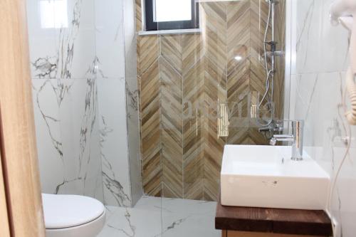 łazienka z białą umywalką i toaletą w obiekcie Casavilla Kartalkaya w mieście Kındıra