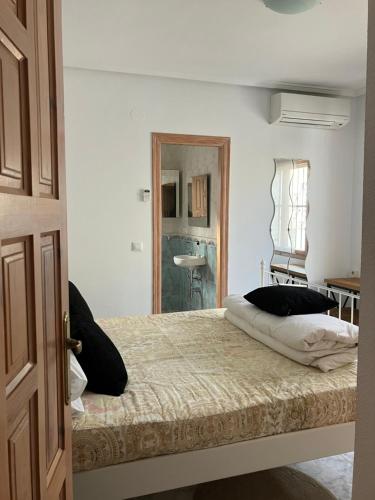 een slaapkamer met een bed met een wastafel en een spiegel bij Villa South in Ciudad Quesada