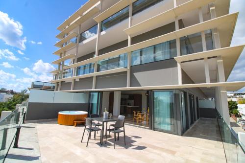 - Balcón de un edificio con mesa y sillas en Singular Dream Vacation Rentals en Playa del Carmen