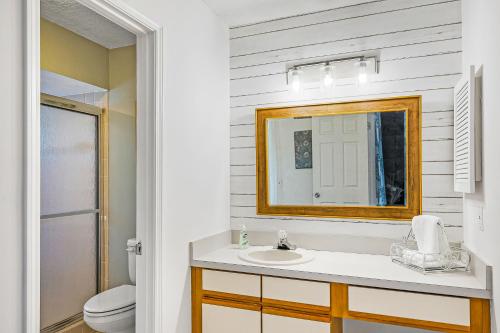 een badkamer met een wastafel en een spiegel bij Jacksonville's Beauty in Jacksonville
