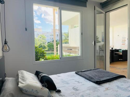Posteľ alebo postele v izbe v ubytovaní Blue Palm Apartment Estepona
