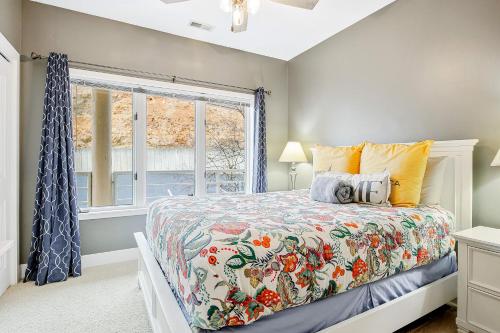 1 dormitorio con cama y ventana en Emerald Bay Lakeview Getaway, en Lake Ozark