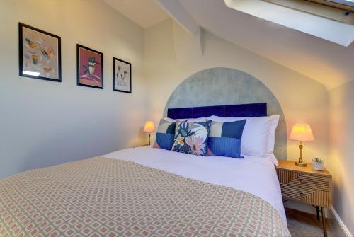 1 dormitorio con 1 cama grande y 2 lámparas en Regency Nest by Spa Town Property - Stylish 3 Bedroom Apartment on 2 Floors, Central Leamington Spa en Leamington Spa