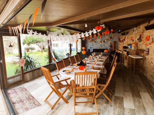a dining room with a long table and chairs at Casa Guillan Illa de Arousa in Isla de Arosa