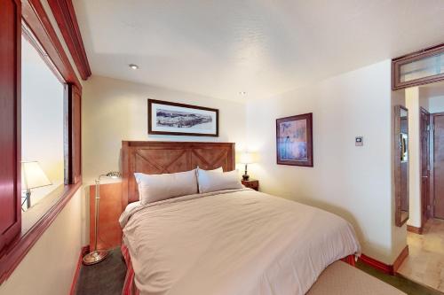 um quarto com uma grande cama branca num quarto em Skyland Studio em Crested Butte