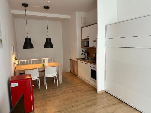 una cucina con tavolo e sedie e una cucina con bancone di Nordseekrabbe a Norderney