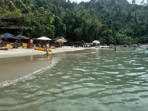 Ein Strand an oder in der Nähe des Ferienhauses