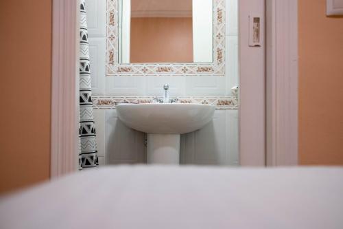 a bathroom with a sink and a mirror at Sanvi Xerez Centro in Jerez de la Frontera