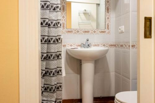 y baño con lavabo y espejo. en Sanvi Xerez Centro, en Jerez de la Frontera