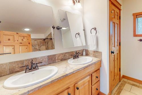 uma casa de banho com 2 lavatórios e um espelho em Emerald Cove em Eureka Springs